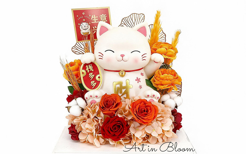 maneki-neko-beckoning-cat-floral-arrangement